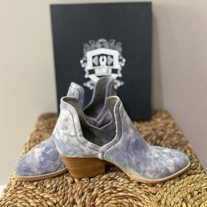 Time to snag these!! Silent D Winifred Side Cut Booties